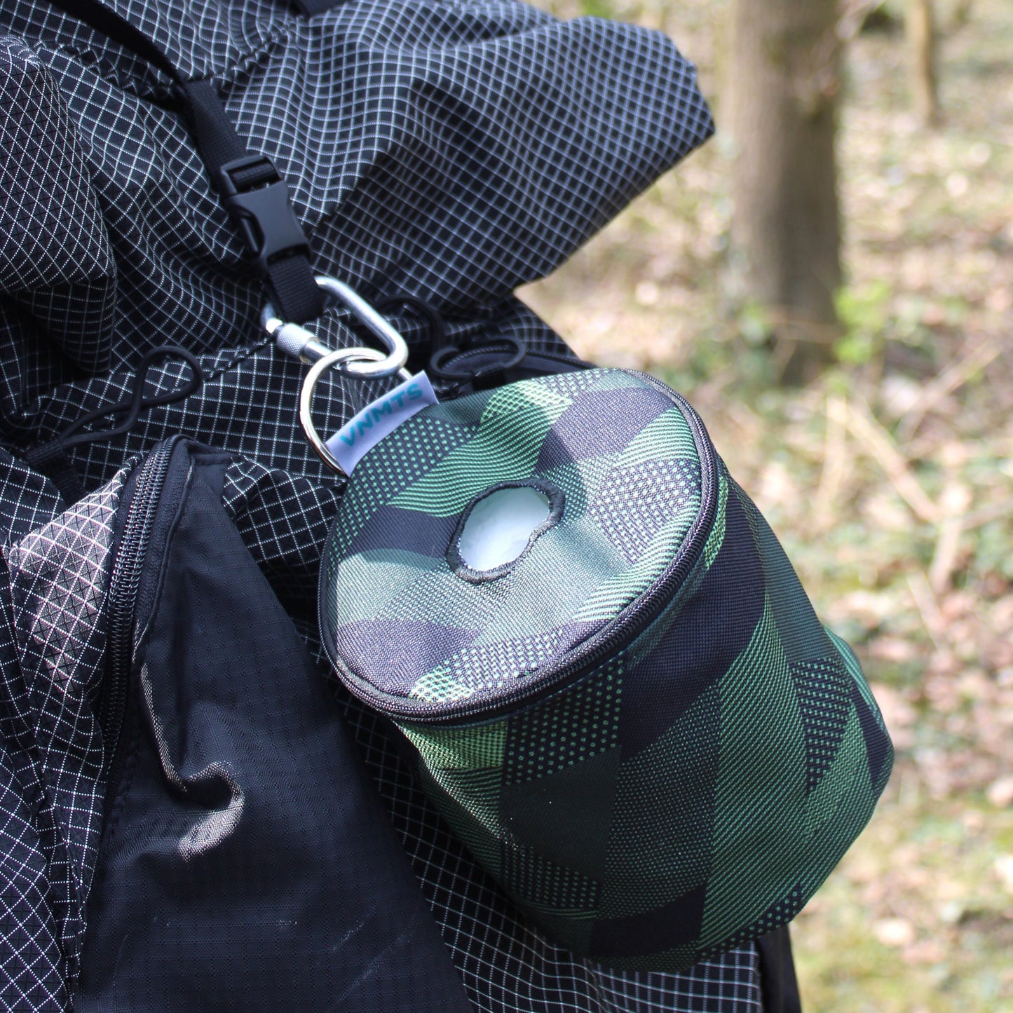 Tilettenpapier-Tasche hängt am Rucksack